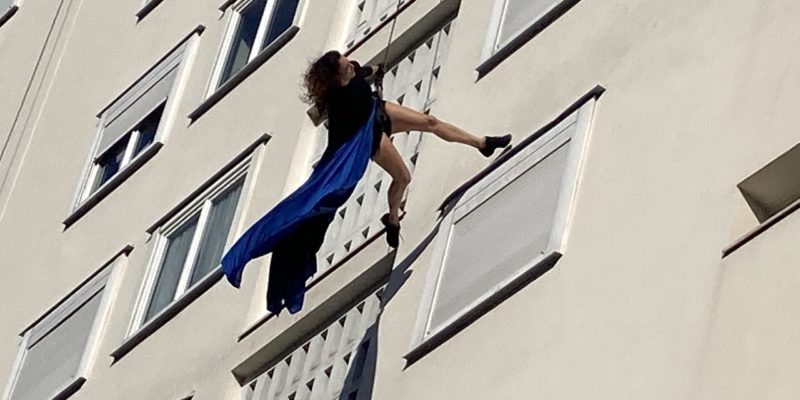Danseuse de la compagnie Tango Nomade exécutant le ballet aérien Atlantica sur une façade de la tour E lors de chat en fête