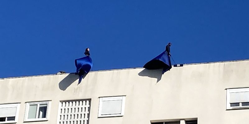 Danseuses de la compagnie Tango Nomade prêtes à se lancer du haut de la tour E lors de chat en fête