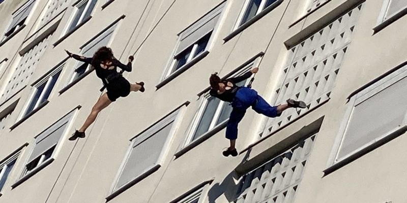 Danseuses de la compagnie Tango Nomade en plein ballet aérien lors de la manifestation Chat en fête